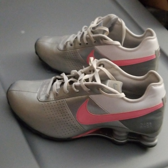 Nike Shoes - Women's Nike Shox Sneakers Size 7.5
